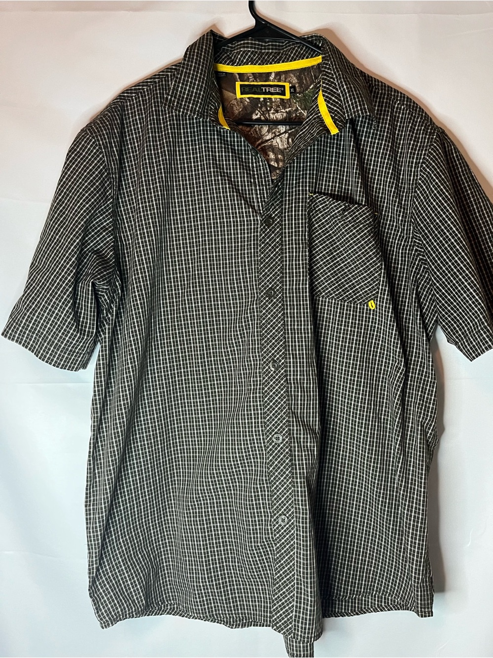 Realtree Dark Green  Short-Sleeve Button-Down Shirt with Yellow Trim